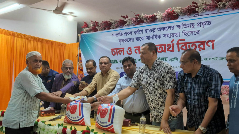ভৈরবে ক্ষতিগ্রস্থ ৭২৪ জন কৃষককে বিনামূল্যে চাল ও ট...