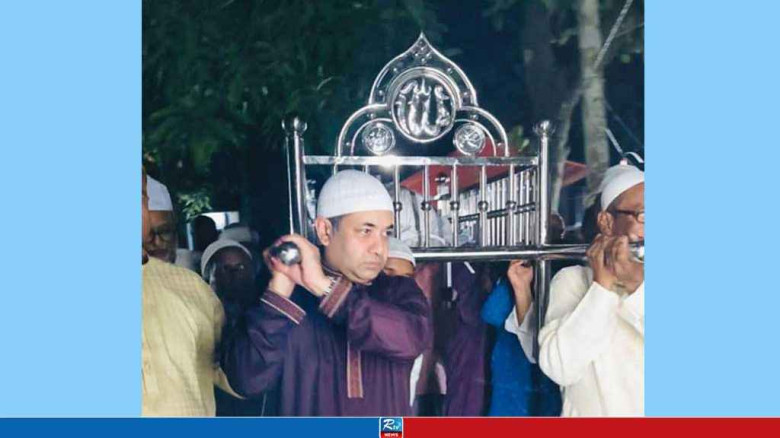 কাঁধে খাটিয়া নিলেন তথ্য প্রতিমন্ত্রী, নামলেন কবরে...