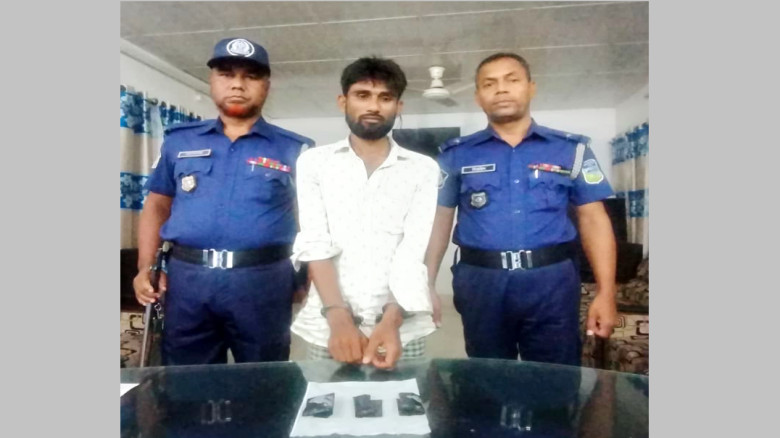 বারহাট্টায় পুলিশের জালে ইয়াবা কারবারি, উদ্ধার ৫০০ ...