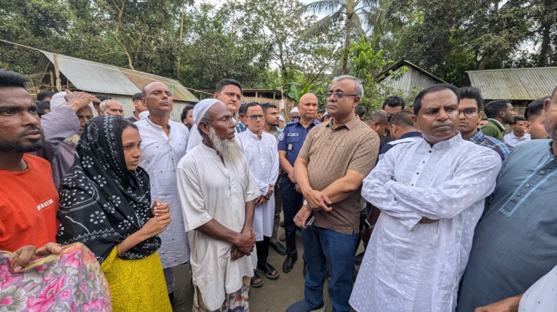 একই পরিবারের ৪ প্রাণ ঝরল সড়কে, শোকাহত স্বজনদের পাশ...