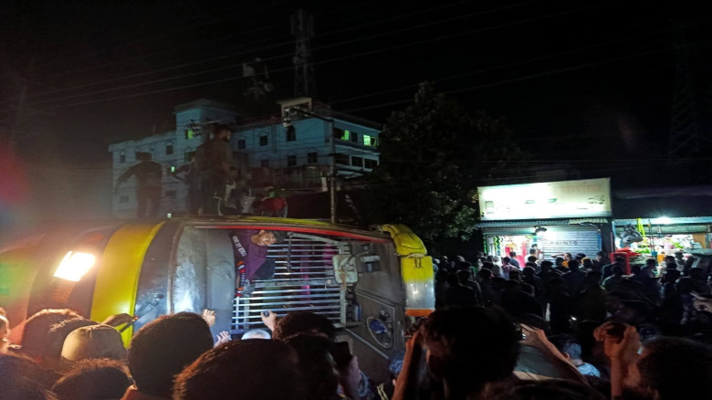 সীতাকুণ্ডে সড়ক দুর্ঘটনায় নারী নিহত,আহত  ৯...