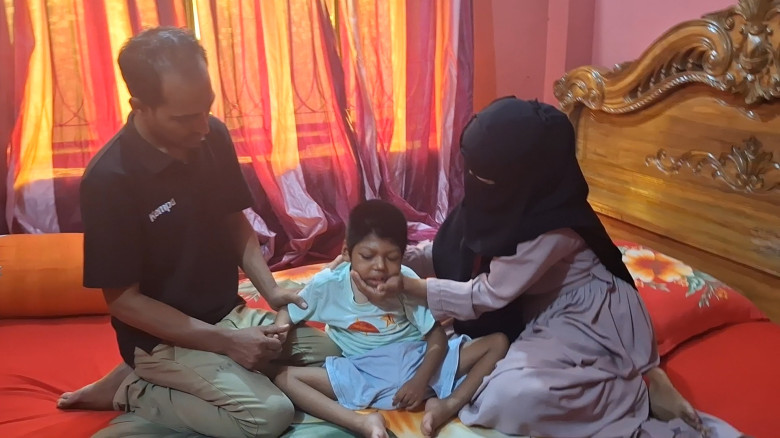 অন্যকে সাহায্য করা মানুষটি আজ সন্তানের চিকিৎসায় দি...