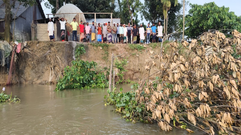 মদনে ২৬ টি পরিবারের ভিটেমাটি নদীগর্ভে বিলীনের পথে...