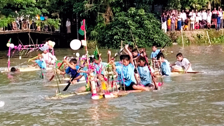 মাদকমুক্ত রাখতে নেছারাবাদে ঐতিহাসিক কলার ভেলা বাইচ...