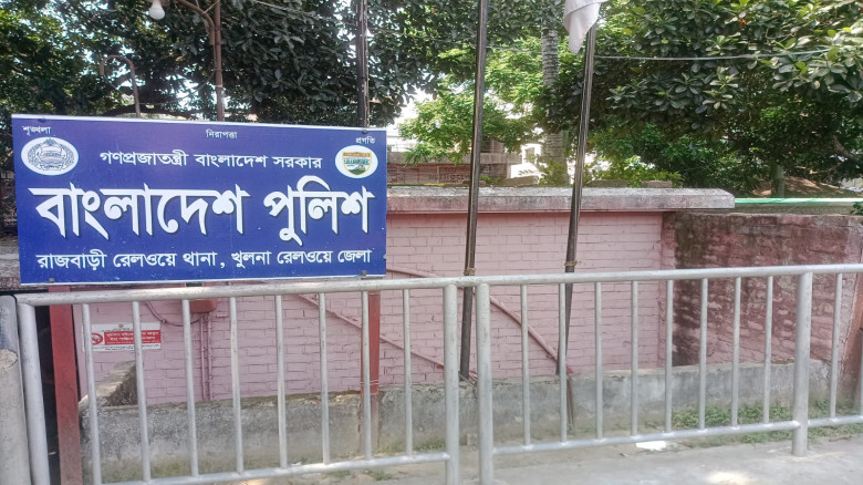 কালুখালীর কালিকাপুর রেলব্রিজে ধাক্কা লেগে অজ্ঞাত ন...