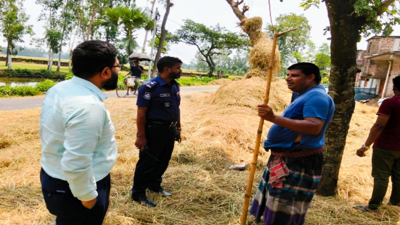 ক্ষেতলালে সড়কে খড় শুকানোর দায়ে মোবাইল কোর্ট, ২ জনক...