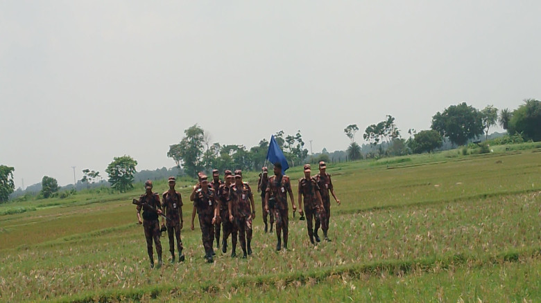 বেনাপোল সীমান্তে প্রায় ৪৮ ঘণ্টা ধরে খোলা আকাশের নি...