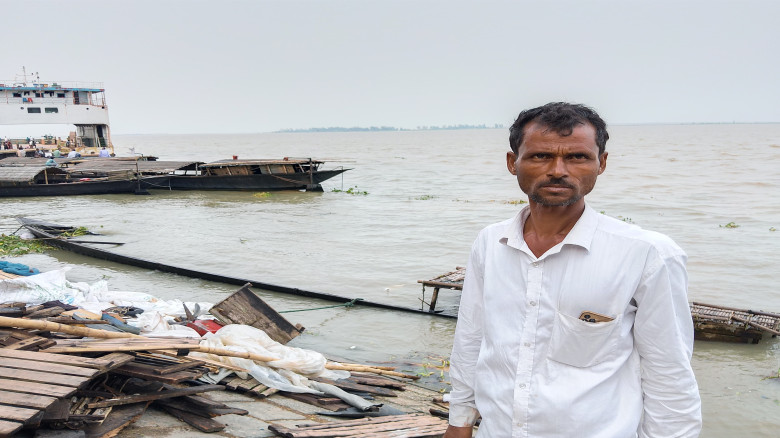 হঠাৎ ঝড়ো হাওয়ায় ব্রহ্মপুত্রে নৌকাডুবি...