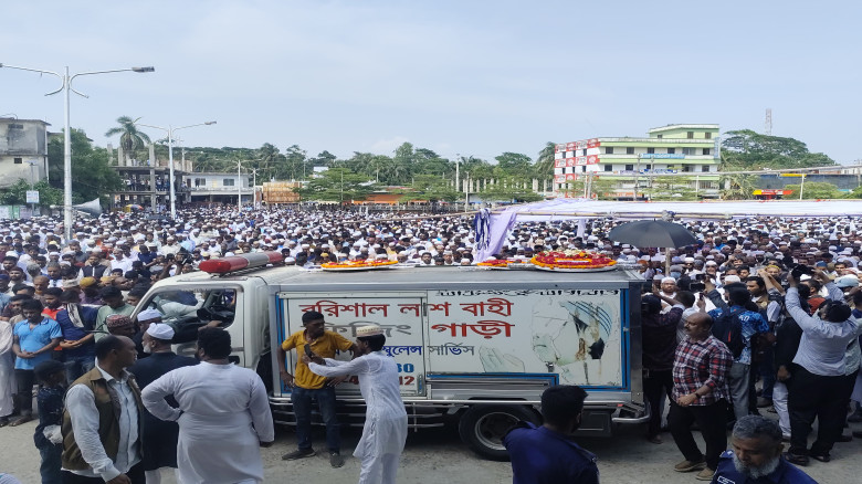 ভোলায় দুই দফা জানাজা শেষে বাবা মায়ের কবরের পাশে চি...