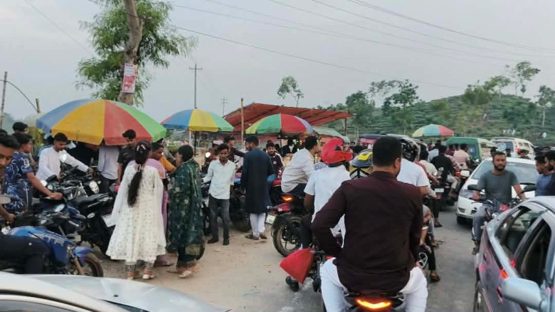 ঈদের ছুটিতে পর্যটকদের ভিড়ে মুখর সাতছড়ি...