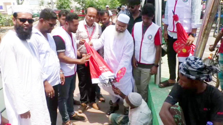 তীব্র গরমে গোপালগঞ্জে সাধারণ মানুষের মাঝে পানি, ছা...