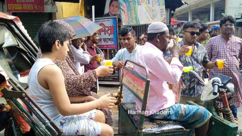 আখাউড়ায় পথচারী ও অটোরিকশা চালকের  মাঝে শরবত ও পানি...