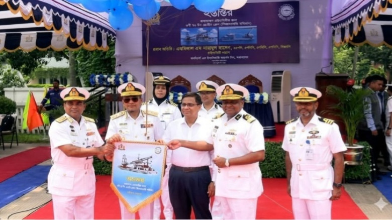 নৌবাহিনী পরিচালিত ডকইয়ার্ডে নির্মিত ফ্লোটিং ক্রেন ...