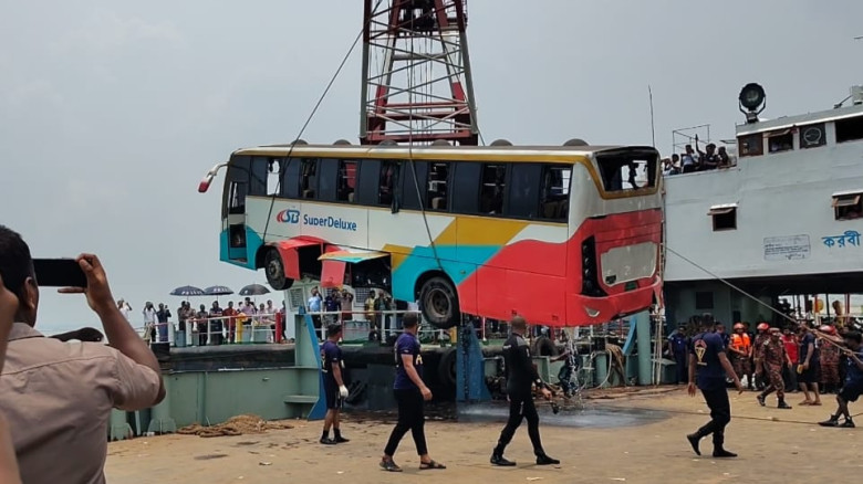 পদ্মা নদীতে আবারও বাস ডুবি...