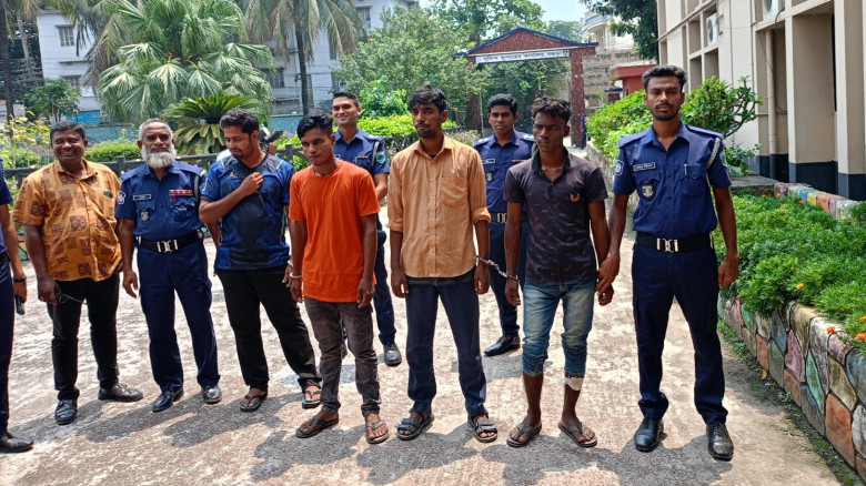 দুপচাঁচিয়ায় আন্তঃজেলা ডাকাত দলের ৪ সদস্য অস্ত্র ও ...