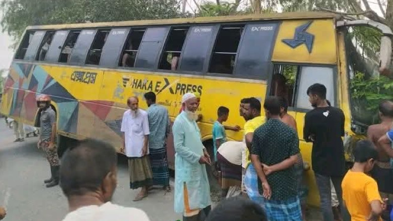 বেলকুচিতে বাসের ধাক্কায় স্বামী-স্ত্রী ও অটোরিক্সা...