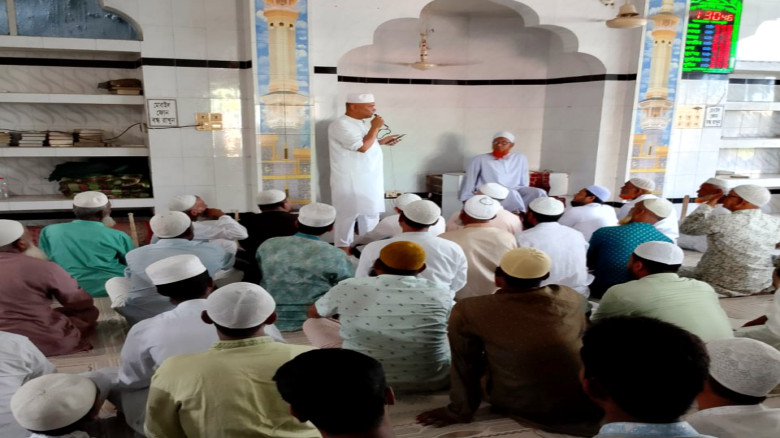 জুমার নামাজ শেষে মুসল্লিদের সঙ্গে ওসি'র মতবিনিময়...