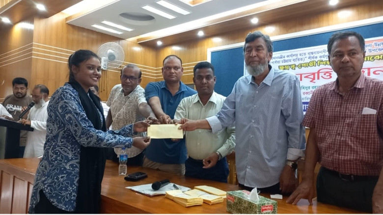 পীরগঞ্জে ক্ষুদ্র নৃ-গোষ্ঠী শিক্ষার্থীদের মাঝে বৃত্...