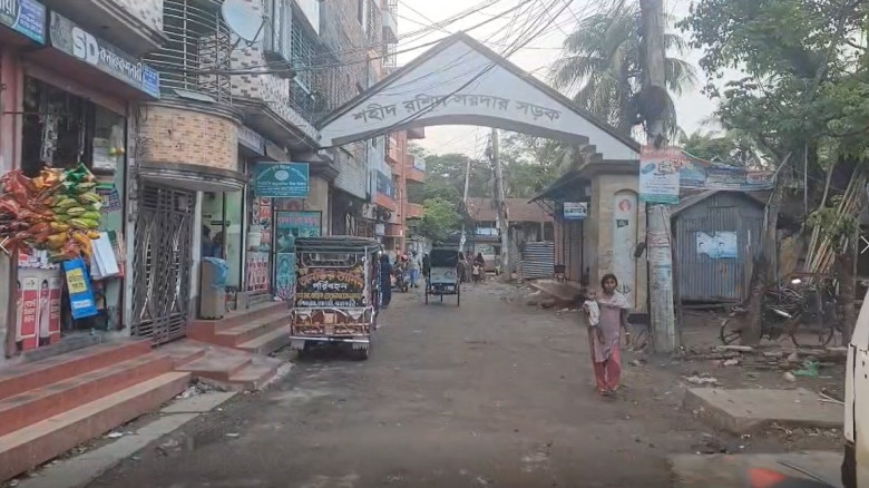 ঝালকাঠিতে ভাঙা সড়কে চরম দুর্ভোগ, সামান্য বৃষ্টিতে...