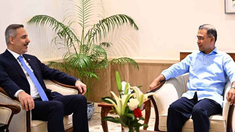 প্রধানমন্ত্রীর সঙ্গে তুরস্কের পররাষ্ট্রমন্ত্রী হাক...