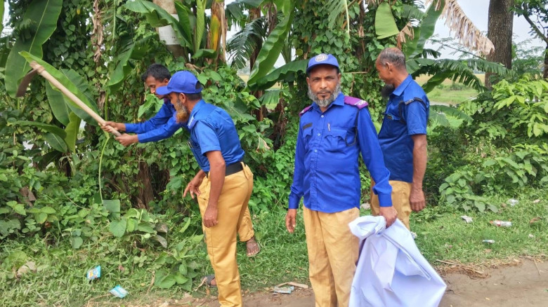 গফরগাঁওয়ে ​ডেঙ্গু প্রতিরোধে পরিচ্ছন্নতা অভিযান...