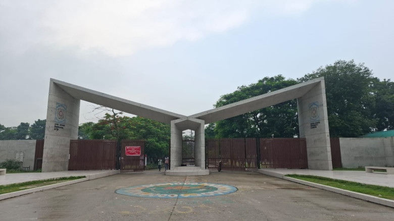 বেরোবির মেইন গেইটের সামনে যানবাহন পার্কিং ও দোকানপ...