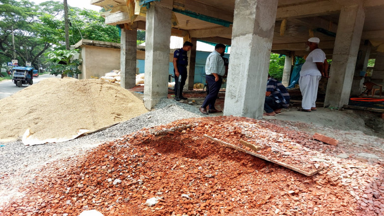 আখাউড়ায় রাস্তায় নির্মাণ সামগ্রী রাখায় তিন ব্যক্তিক...