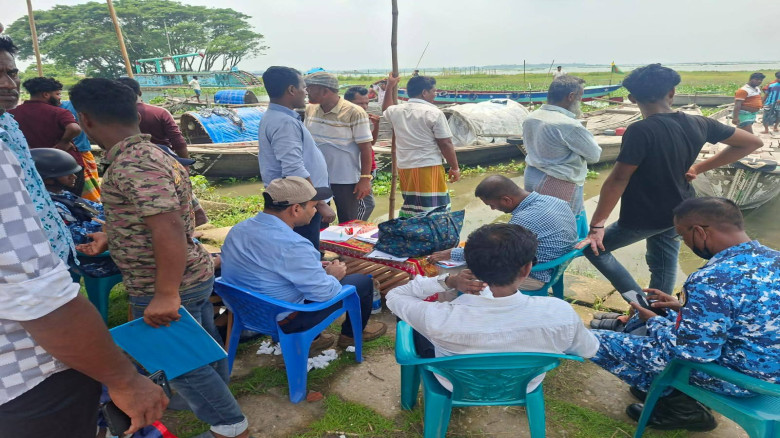চাঁদপুরে জাটকা রক্ষা অভিযানে জব্দ ৩৫ নৌকা নিলামে ব...