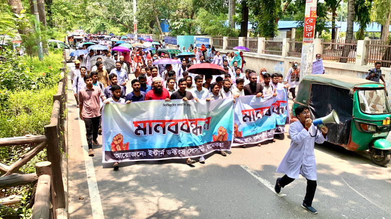 রাজশাহীতে দ্বিতীয় দিনের মত কর্মবিরতীতে ইন্টার্ন চ...