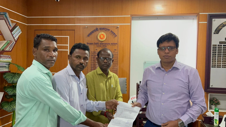 চা শ্রমিকদের বকেয়া পরিশোধের দাবিতে ইউএনও’র কাছে স্...