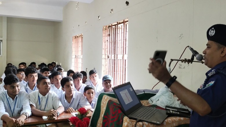 নিয়ামতপুরে শিক্ষার্থীদের সাথে পুলিশ সুপারের সচেতনত...