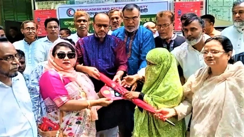 টাঙ্গাইলে রেড ক্রিসেন্ট সোসাইটির ছাতা ও মাস্ক বিতর...