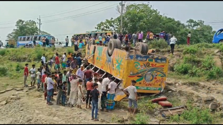 সরাইলে যাত্রীবাহী বাস উল্টে খাদে পড়ে নানা-নাতিসহ ন...