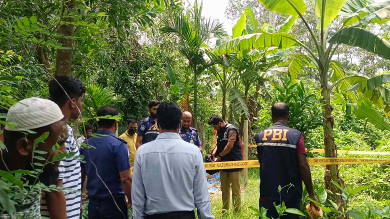 চাঁদপুরে হত্যার অভিযোগে আড়াই মাস পর কবর থেকে শিশু...