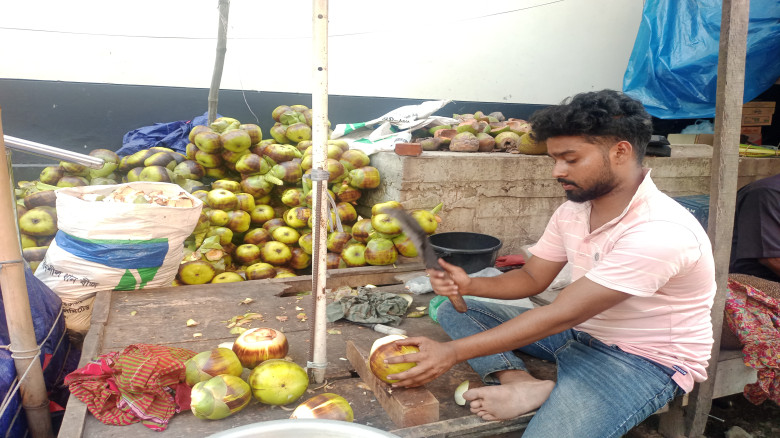 তীব্র তাপপ্রবাহে গরম যখন চরমে তালশাঁসের  বেড়েছে ব্...