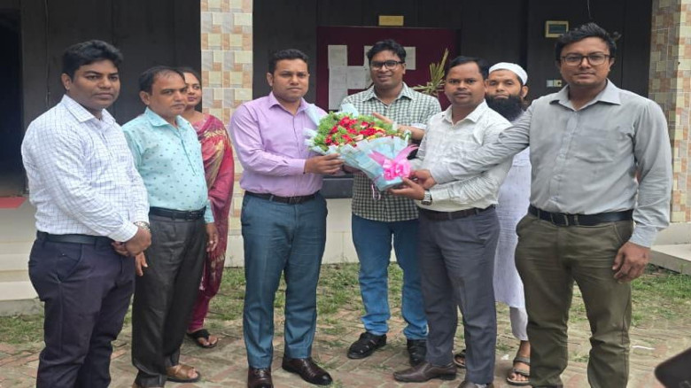 চৌহালীতে  নবাগত ইউএনওকে ফুলেল শুভেচ্ছা...