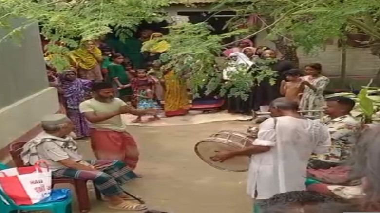 কটিয়াদীতে ঢোল-বাঁশির তালে বাবাকে শেষ বিদায়, জানাজা...