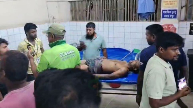ঝিকরগাছায় নাতনিকে উত্ত্যক্তের প্রতিবাদ, নানাকে কুপ...