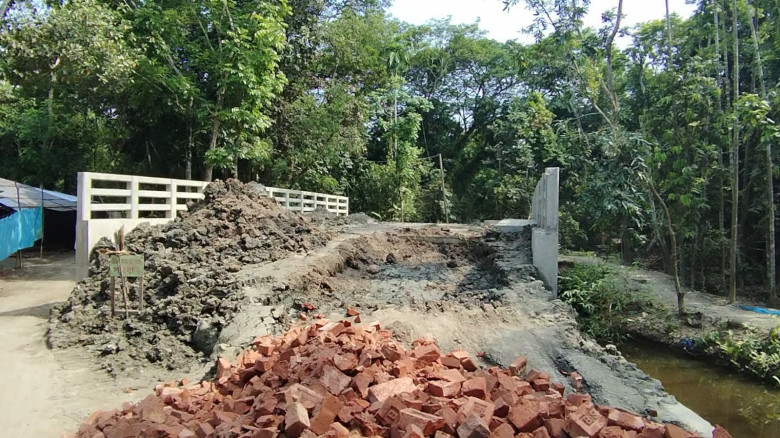 খাল নেই, তবুও সেতু: সংযোগ সড়ক নির্মাণে বিপাকে কয়েক...