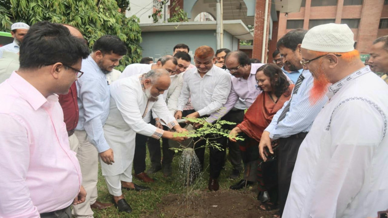 জিয়াউর রহমান ফাউন্ডেশনের উদ্যোগে শেকৃবিতে বৃক্ষরোপ...