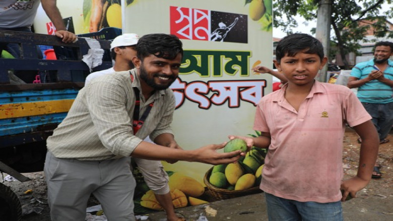 আম উৎসব আয়োজন করলো স্বপ্ন, সুবিধাবঞ্চিত মানুষের মা...