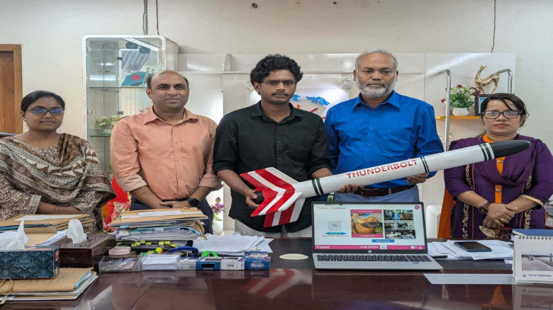 ববি শিক্ষার্থী  সুজনের 'থান্ডারবোল্ট' মিসাইল নিয়ে ...