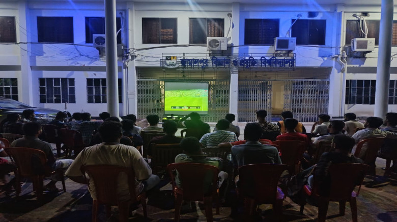 জাবিপ্রবিতে বড় পর্দায় বিশ্বকাপ খেলা দেখার আয়োজন কর...