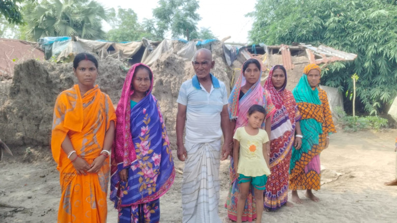 দারিদ্র্য আর মানসিক অসুস্থতায় হারিয়ে যাওয়া ষষ্টি চ...