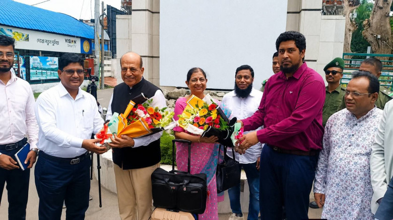 বেনাপোল চেকপোস্ট দিয়ে এলেন ভারতের নবনিযুক্ত হাইকমি...
