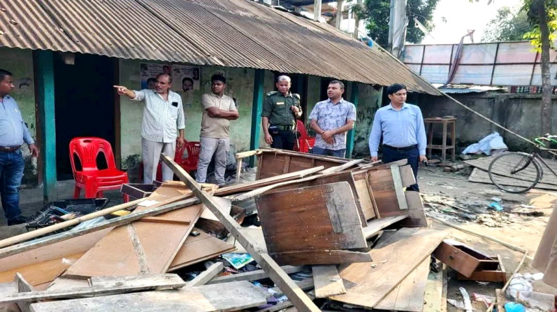 রাতের আঁধারে পাকুন্দিয়া মুক্তিযোদ্ধা সংসদ কার্যালয়...