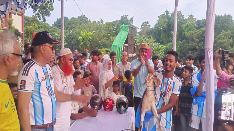 বিশ্বকাপ উন্মাদনায় সিংগাইরে প্রীতি ফুটবল ম্যাচ, ব্...