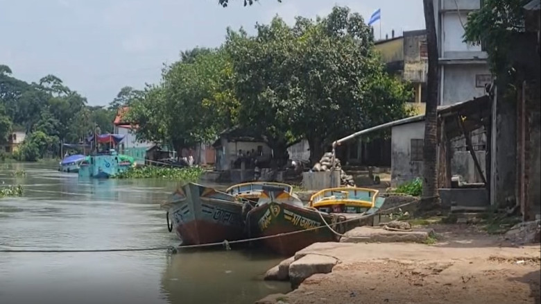 বেতন-ভাতা বৃদ্ধির দাবিতে ঝালকাঠিতে হ্যান্ডেলিং শ্র...