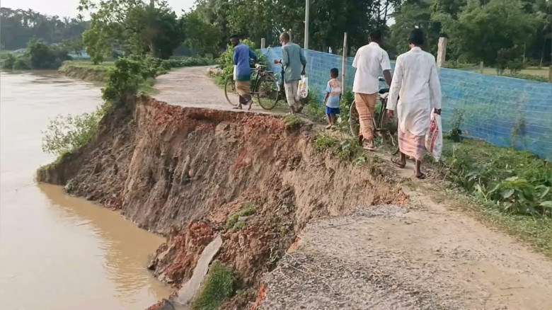 হুমকিতে মুক্তিরবাজার: স্কুল, মসজিদ-মন্দির ও গুরুত্...