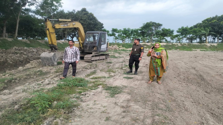কালীগঞ্জে অবৈধ মাটি বাণিজ্যে নষ্ট হচ্ছে সড়ক, বাড়ছে...